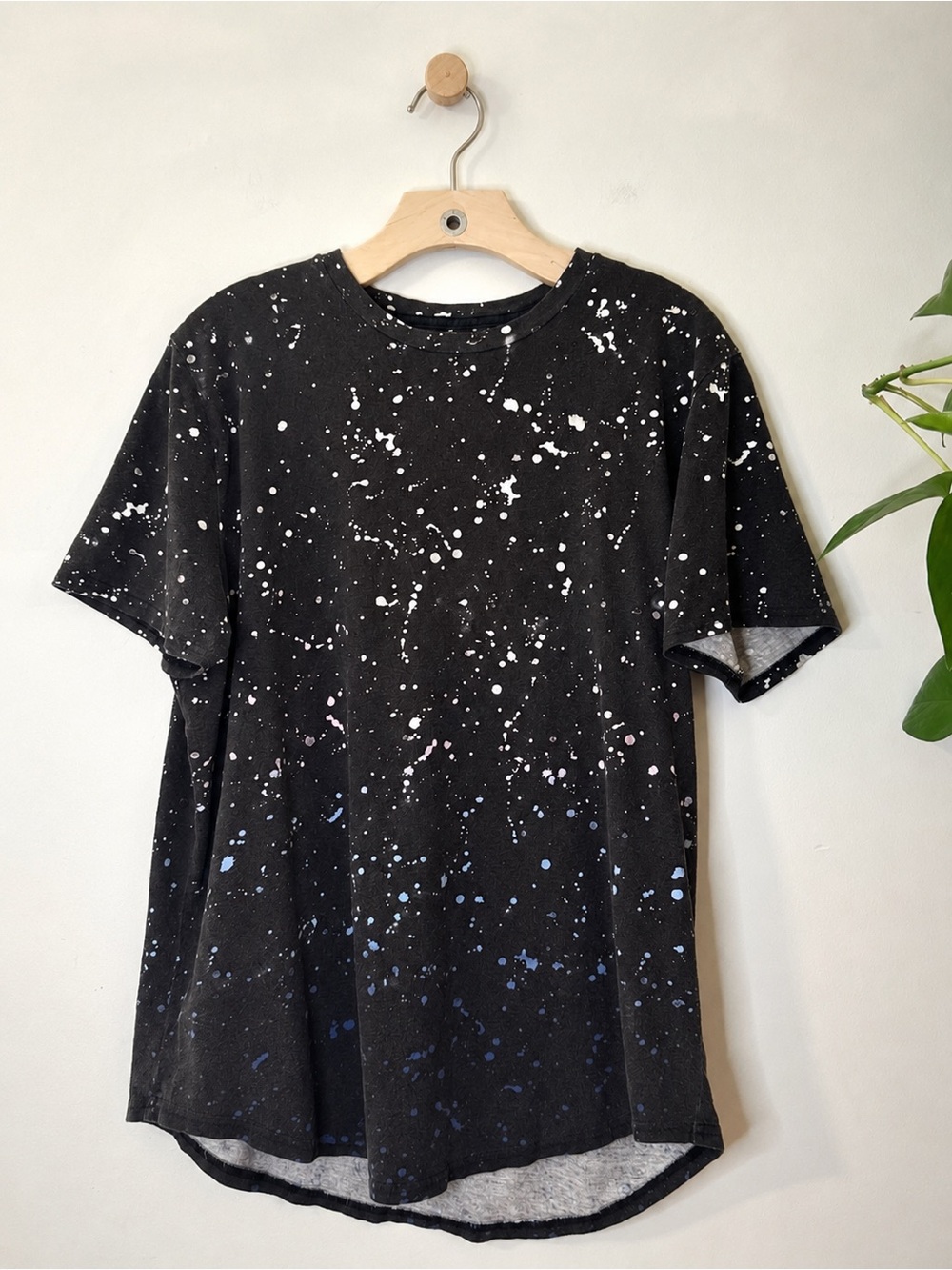 Hollister California Men’s XL Black Paint Splatter Curved Hem T-Shirt